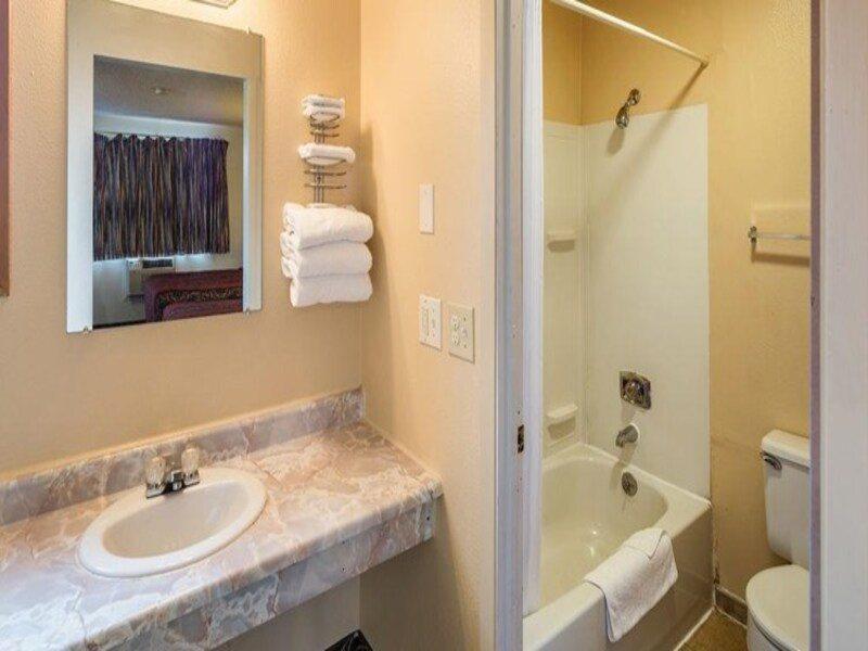 Howard Johnson By Wyndham